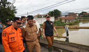 Untuk antisipasi terjadinya bencana longsor di wilayah Kabupaten Bandung. Bupati Bandung Dadang Supriatna memastikan sudah siagakan tim BPBD