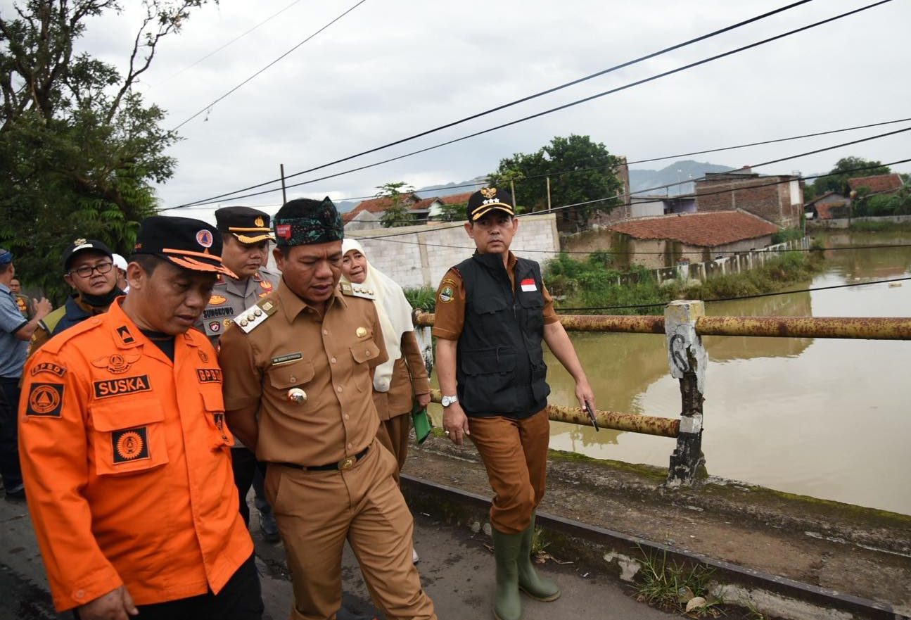Untuk antisipasi terjadinya bencana longsor di wilayah Kabupaten Bandung. Bupati Bandung Dadang Supriatna memastikan sudah siagakan tim BPBD