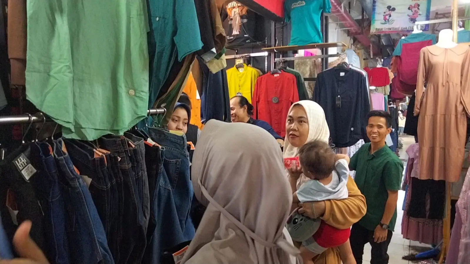Warga saat berbelanja di Pasar Leuwiliang, Kabupaten Bogor. Foto Sandika Fadilah/Jabar Ekspres.