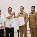 Wakil Wali Kota Bogor, Dedie A. Rachim saat secara simbolis menerima bantuan CSR dari Pegadaian Cabang Pasar Mawar di Balai Kota Bogor, Senin (3/4). (Yudha Prananda / Jabar Ekspres)