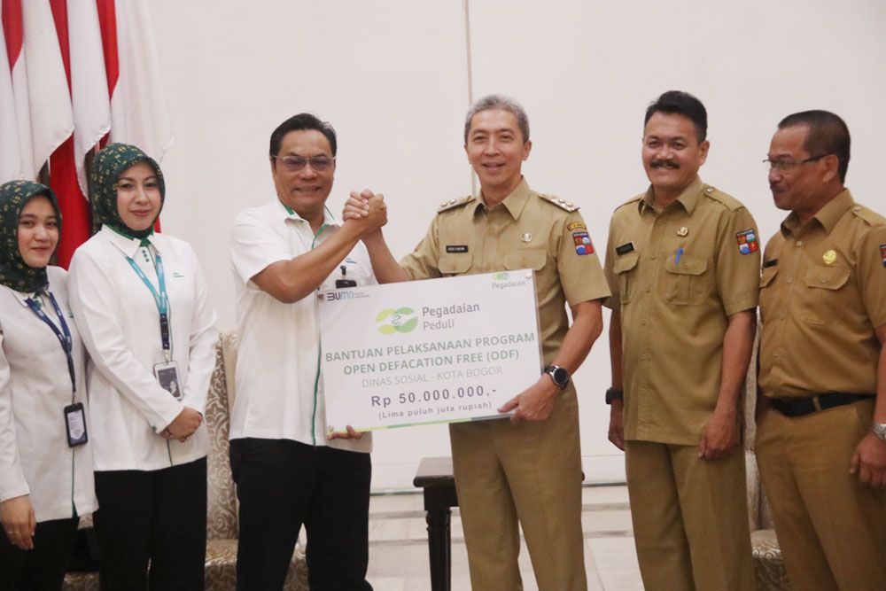 Wakil Wali Kota Bogor, Dedie A. Rachim saat secara simbolis menerima bantuan CSR dari Pegadaian Cabang Pasar Mawar di Balai Kota Bogor, Senin (3/4). (Yudha Prananda / Jabar Ekspres)