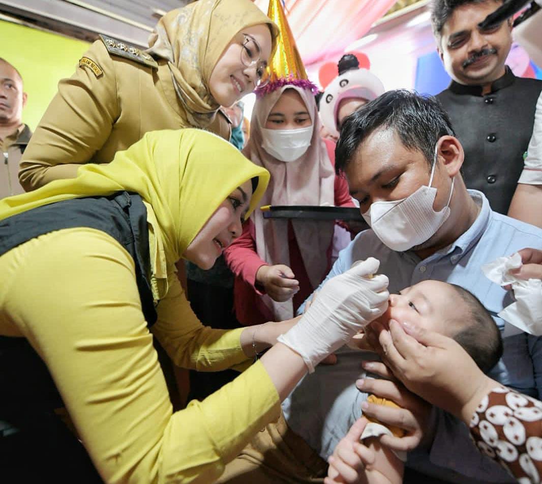 Ist. Pemberian imunisasi polio dalam program Sub PIN. Foto. Humas Jabar.