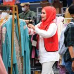 Salahsatu Pelaku UMKM saat menawarkan produknya diajang Balkot Ramadhan Fest 2023 di Plaza Balaikota Bogor, Senin (10/4). (Yudha Prananda / Jabar Ekspres)