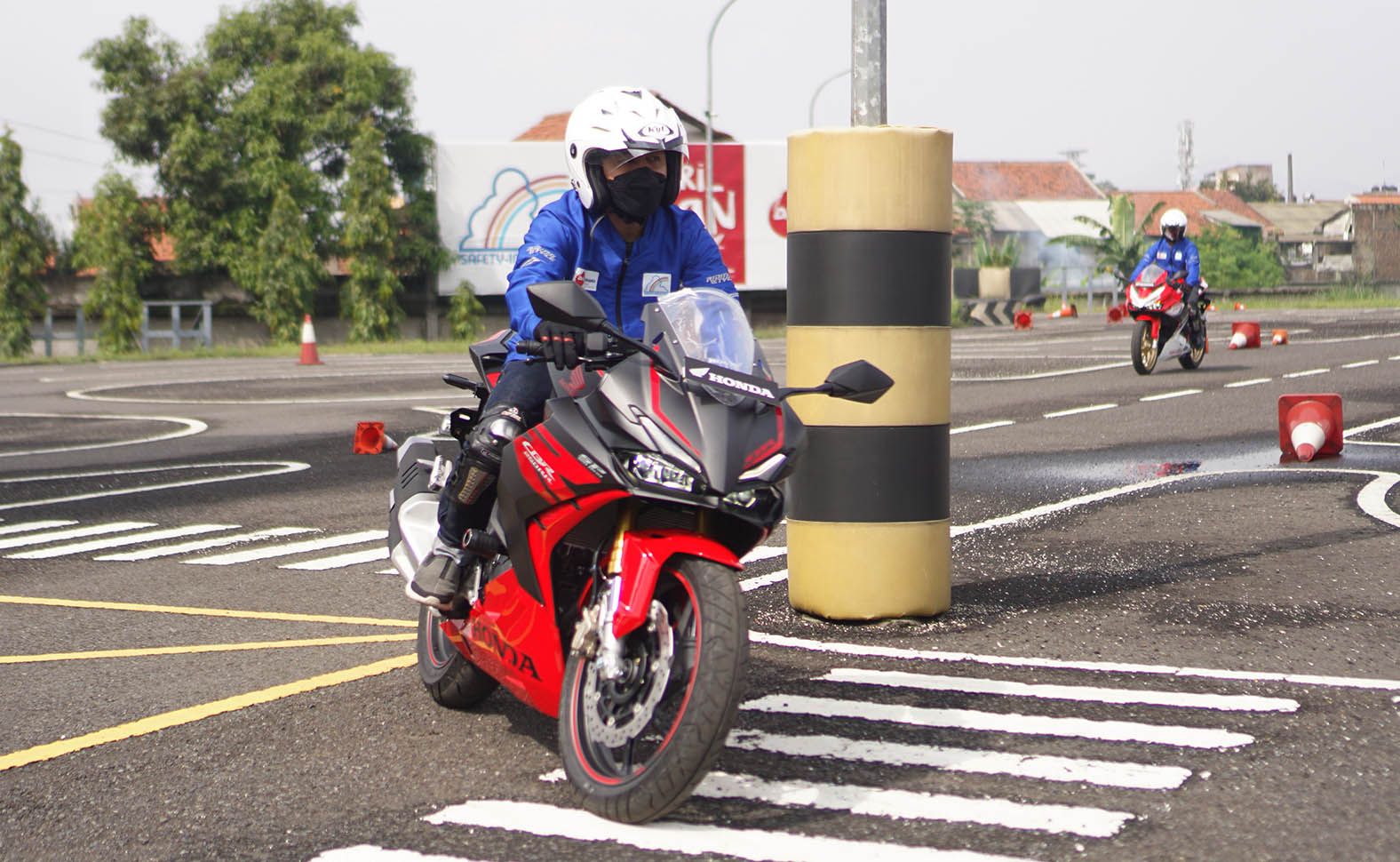 Ilustrasi: Pengendara sepeda motor sedang berkendara