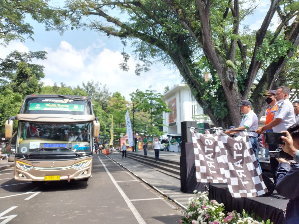 Kabid Angkutan dan Sarana Dinas Perhubungan Kota Bandung Asep Kurnia saat memberangkatkan mudik gratis dari Balaikota Bandung menggantikan Yana Mulyana