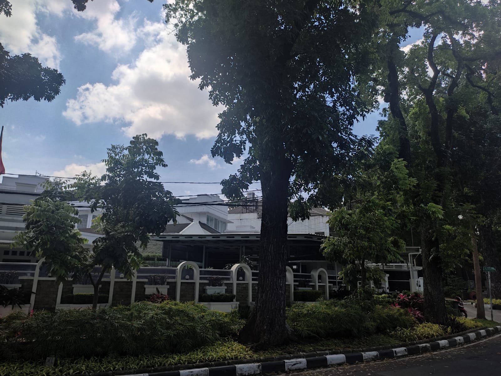 Situasi rumah Dinas Walikota Bandung Yana Mulyana usai OTT KPK terpantau sepi. Sadam Husen Soleh Ramdhani/Jabar Ekspres.