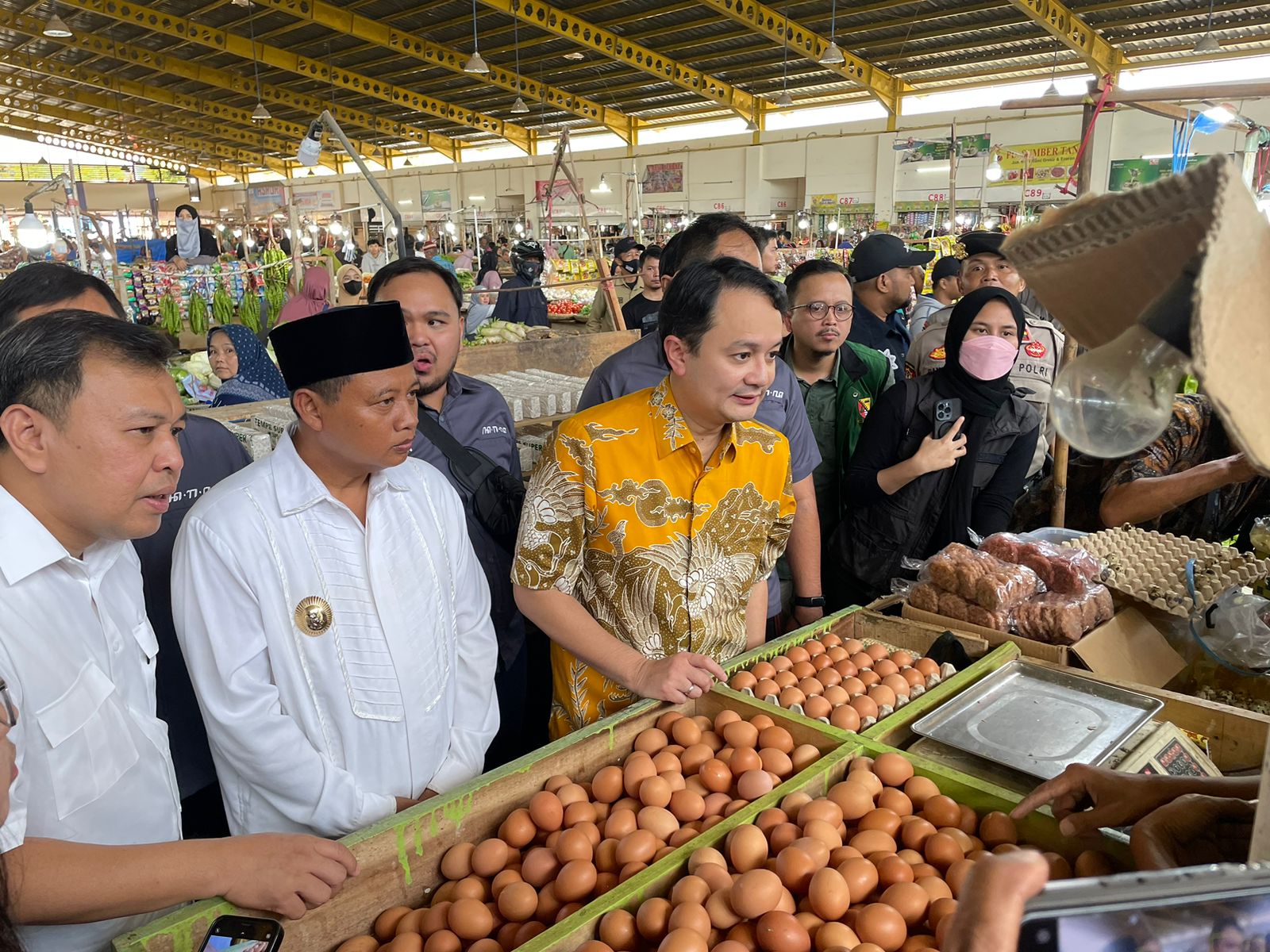 Wakil Gubernur Jabar, Uu Ruzhanul Ulum gelar operasi pasar di pasar sehat Soreang untuk stabilkan harga pokok jelang Lebaran 2023. Dok. Jabar Ekspres.