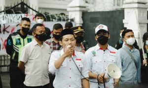 Ketua KAMMI Bandung Izussalam, saat melakukan orasi di depan gedung DPRD Jawa Barat