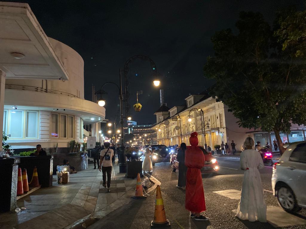 Pesona Jalan Asia Afrika Kota Bandung di malam hari