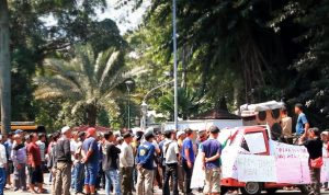 Ratusan sopir angkot saat melakukan unjuk rasa di Plaza Balai Kota Bogor, Senin (17/4)