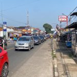 Laju lalu lintas Bandung-Cianjur atau tepatnya Kawasan Rajamandala, Kabupaten Bandung Barat (KBB) mengalami kepadatan kendaraan akibat pasar tumpah. Foto: Akmal/Jabarekspres