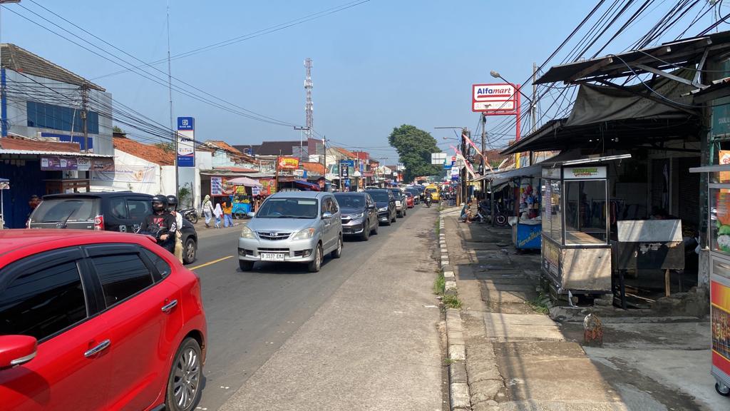 Laju lalu lintas Bandung-Cianjur atau tepatnya Kawasan Rajamandala, Kabupaten Bandung Barat (KBB) mengalami kepadatan kendaraan akibat pasar tumpah. Foto: Akmal/Jabarekspres