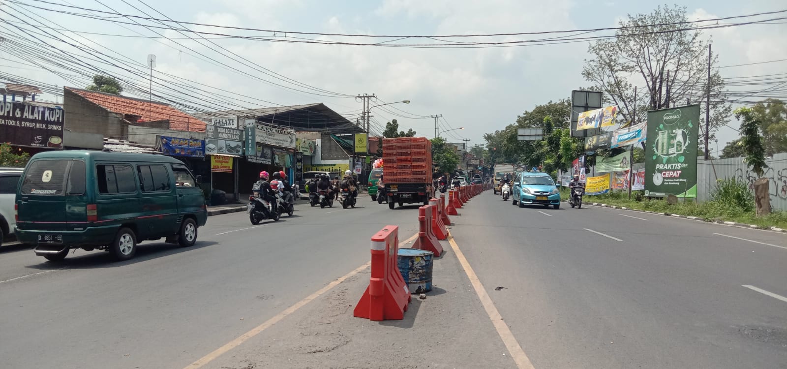 Dok. H-3 lebaran, Jalur Cibiru Kota Bandung ramai lancar. Rabu (19/4). Foto. Sandi Nugraha.