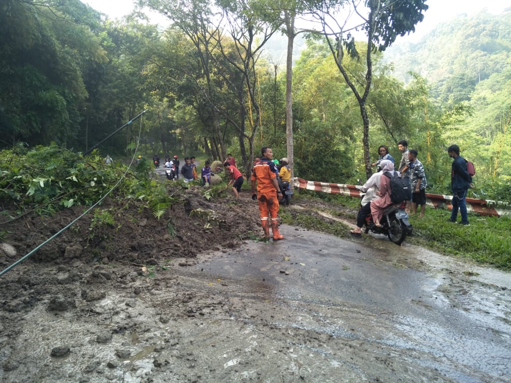 Longsor Sebabkan Akses Penghubung Jalan Kecamatan Cipatat dan Saguling Lumpuh Total / Akmal Firmansyah Jabar Ekspres