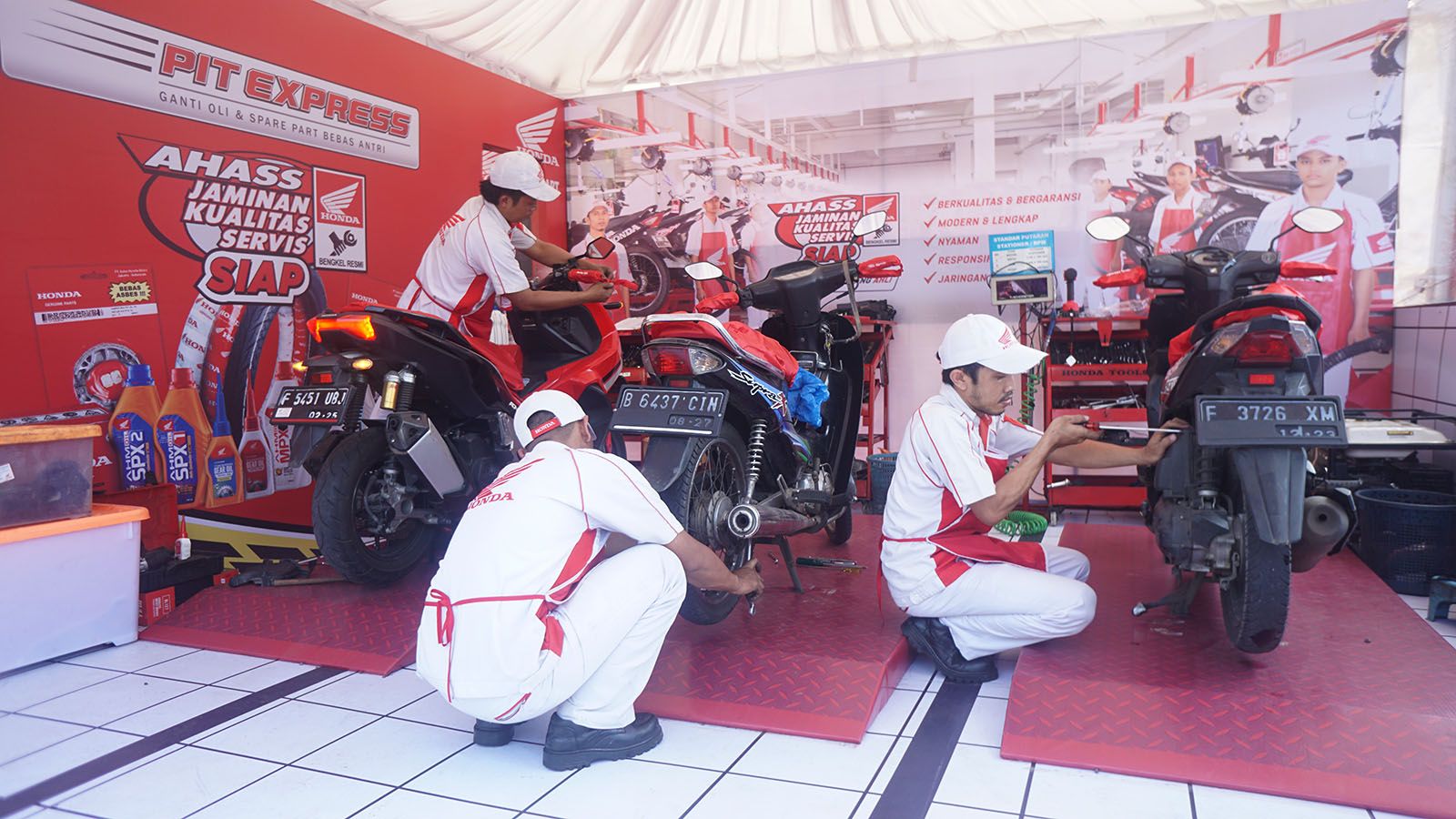 Para pemudik yang memanfaatkan pelayanan pengecekan sepeda motor Honda di Posko Mudik Bale Santai Honda