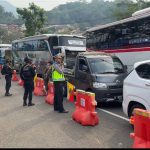 Imbas Pengalihan Arus,Kepadatan kendaraan kembali terjadi di Cikaledong Nagreg. Foto Agi Jabarekspres