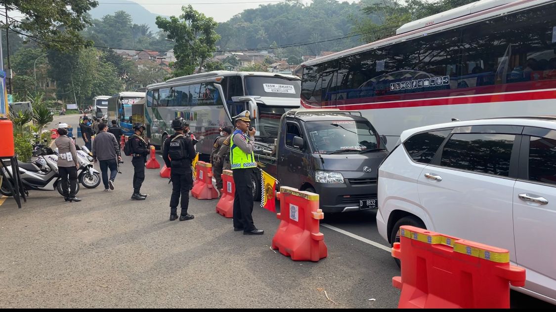 Imbas Pengalihan Arus,Kepadatan kendaraan kembali terjadi di Cikaledong Nagreg. Foto Agi Jabarekspres
