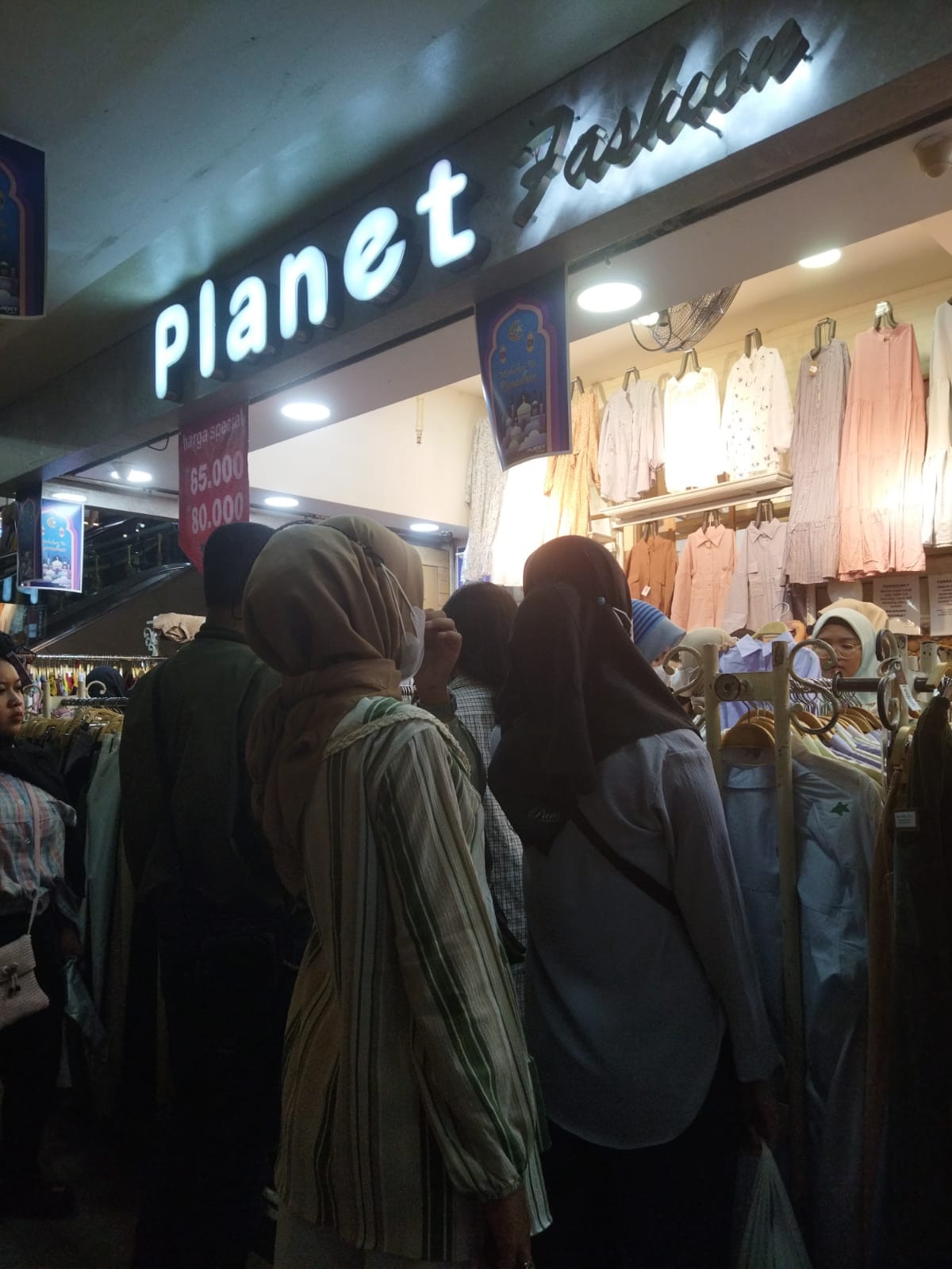 Planet Fashion, salah satu toko di Pasar Baru Bandung