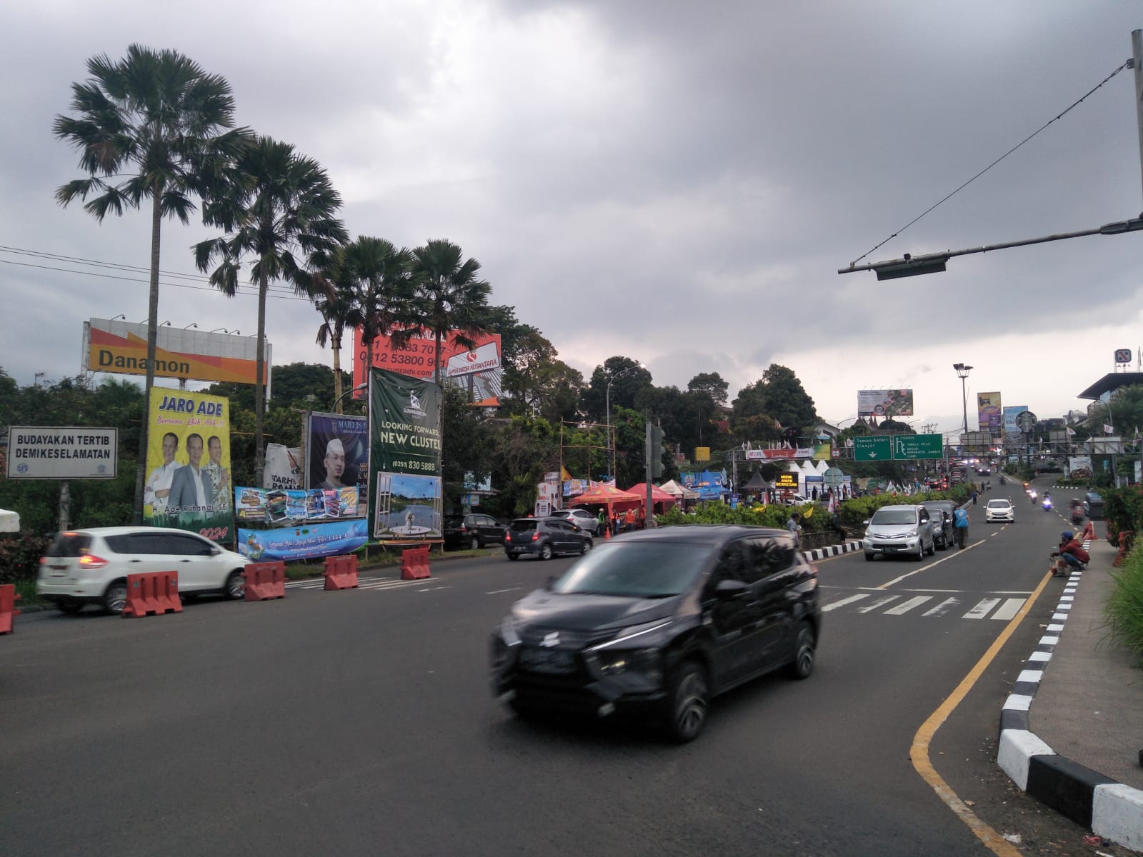 Pengendara melintas di ruas jalan Gadog, Ciawi, Kabupaten Bogor, Rabu (19/4). Foto : Sandika Fadilah/Jabarekspres.com