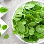 Resep Menu Sahur Sehat: Salad Bayam dan Kentang Keju Panggang