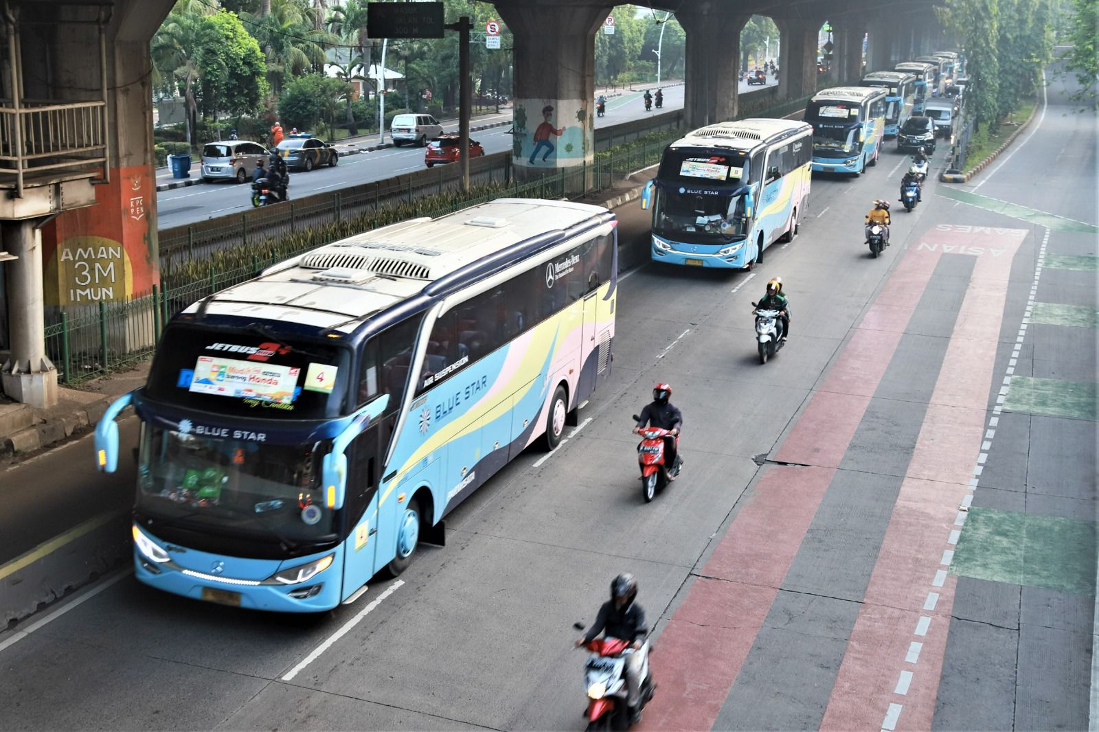 Jajaran manajemen AHM, Kementerian Perhubungan RI, dan Kepolisian Resort Metro Jakarta Utara melepas bus Mudik Bareng Honda 2023 di PT Astra Honda Motor, Sunter, Jakarta, pada Rabu 19 April 2023.