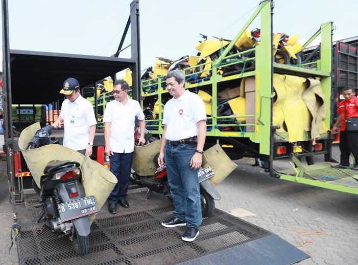 (Kiri-kanan): Direktur Angkutan Jalan Kementerian Perhubungan RI Suharto, Direktur Sarana Transportasi Jalan Kementerian Perhubungan RI Danto Restyawan, dan General Manager Honda Customer Care Center PT Astra Honda Motor, Antok Yuniarso melepas keberangkatan 17 truk yang mengangkut 613 sepeda motor pemudik pada acara Mudik Bareng Honda di Bhanda Ghara Reksa, Kelapa Gading, Jakarta Utara menuju Yogyakarta dan Semarang pada Senin, 17 April 2023.