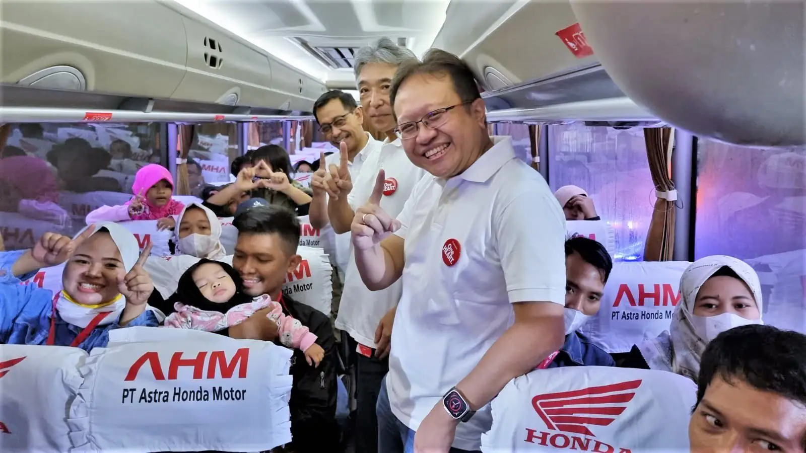 (Kiri-kanan): Direktur Sarana Transportasi Jalan Kementerian Perhubungan RI Danto Restyawan, President Director AHM Susumu Mitsuishi, dan Executive Vice President Director AHM Thomas Wijaya mengantarkan 1.409 pemudik menuju kampung halaman menggunakan 32 bus melalui program Mudik Bareng Honda 2023 pada Rabu, 19 April 2023.