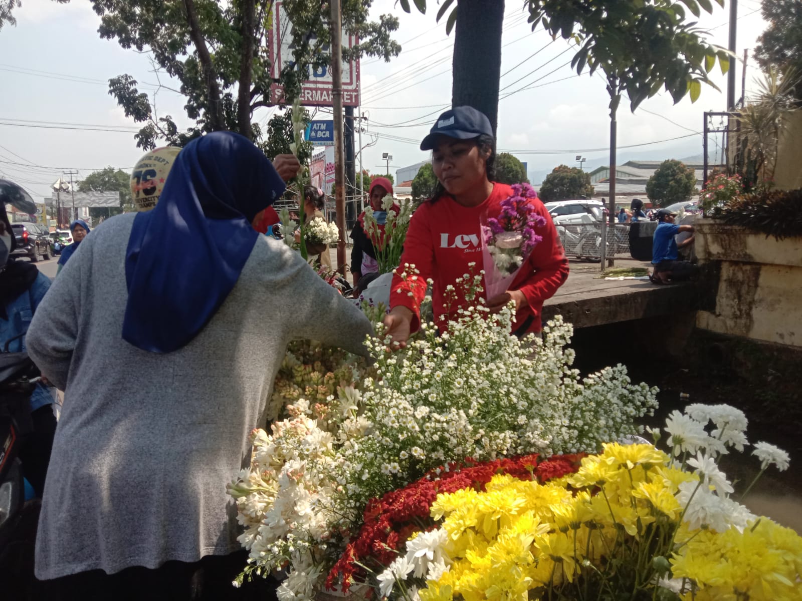 Penjual Bunga Mendadak Ramai Pembeli Saat Menjelang Idul Fitri