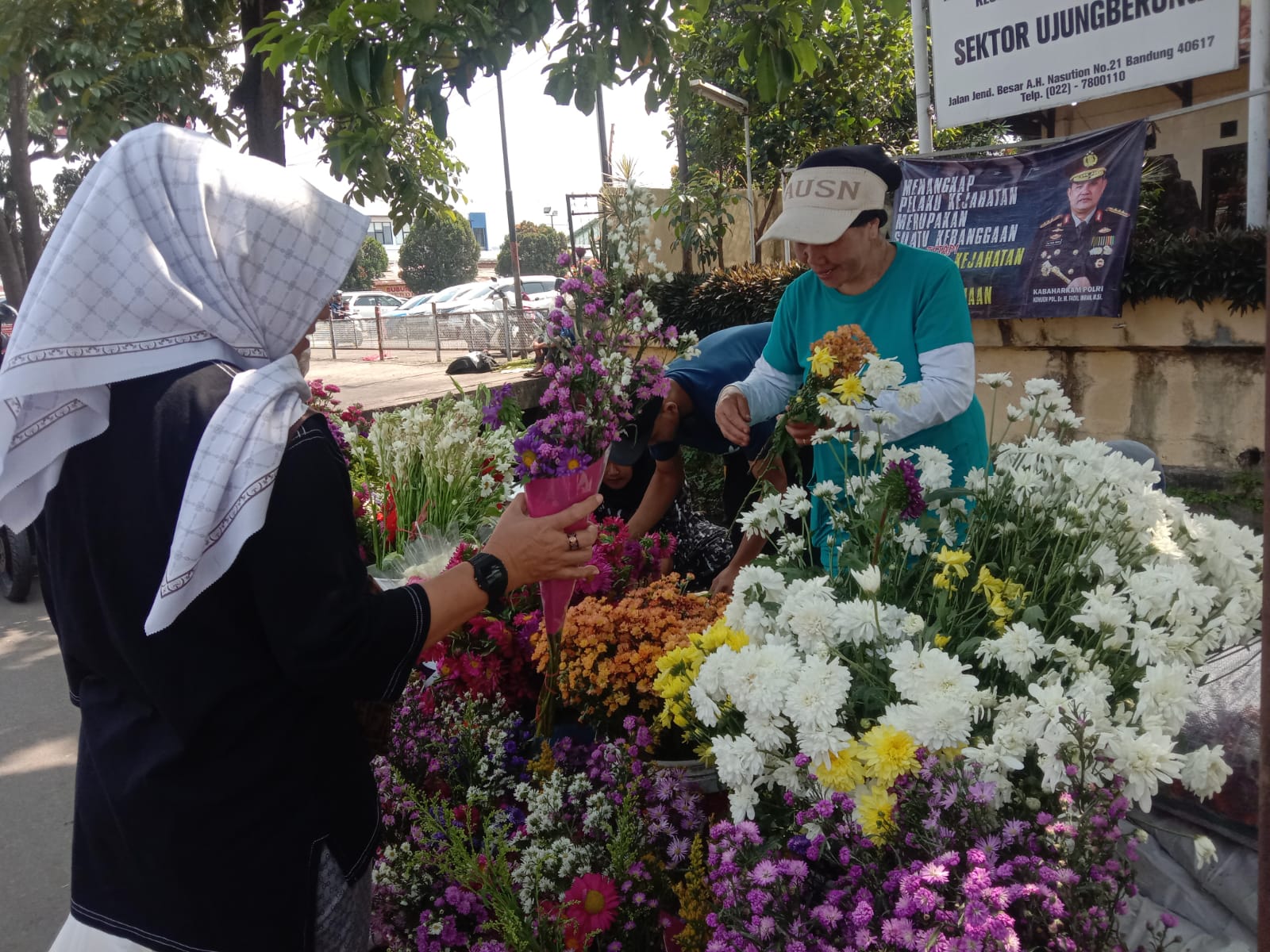 Ani Penjual Bunga yang Ramai Pembeli Saat Menjelang Idul Fitri
