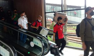 104 Ribu Pengguna Kereta Telah Berangkat Dari Bandung Hingga H-1 Lebaran. Jum'at (21/4). Foto. Sandi Nugraha.