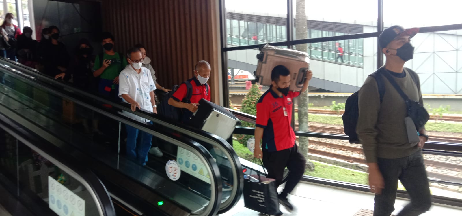104 Ribu Pengguna Kereta Telah Berangkat Dari Bandung Hingga H-1 Lebaran. Jum'at (21/4). Foto. Sandi Nugraha.