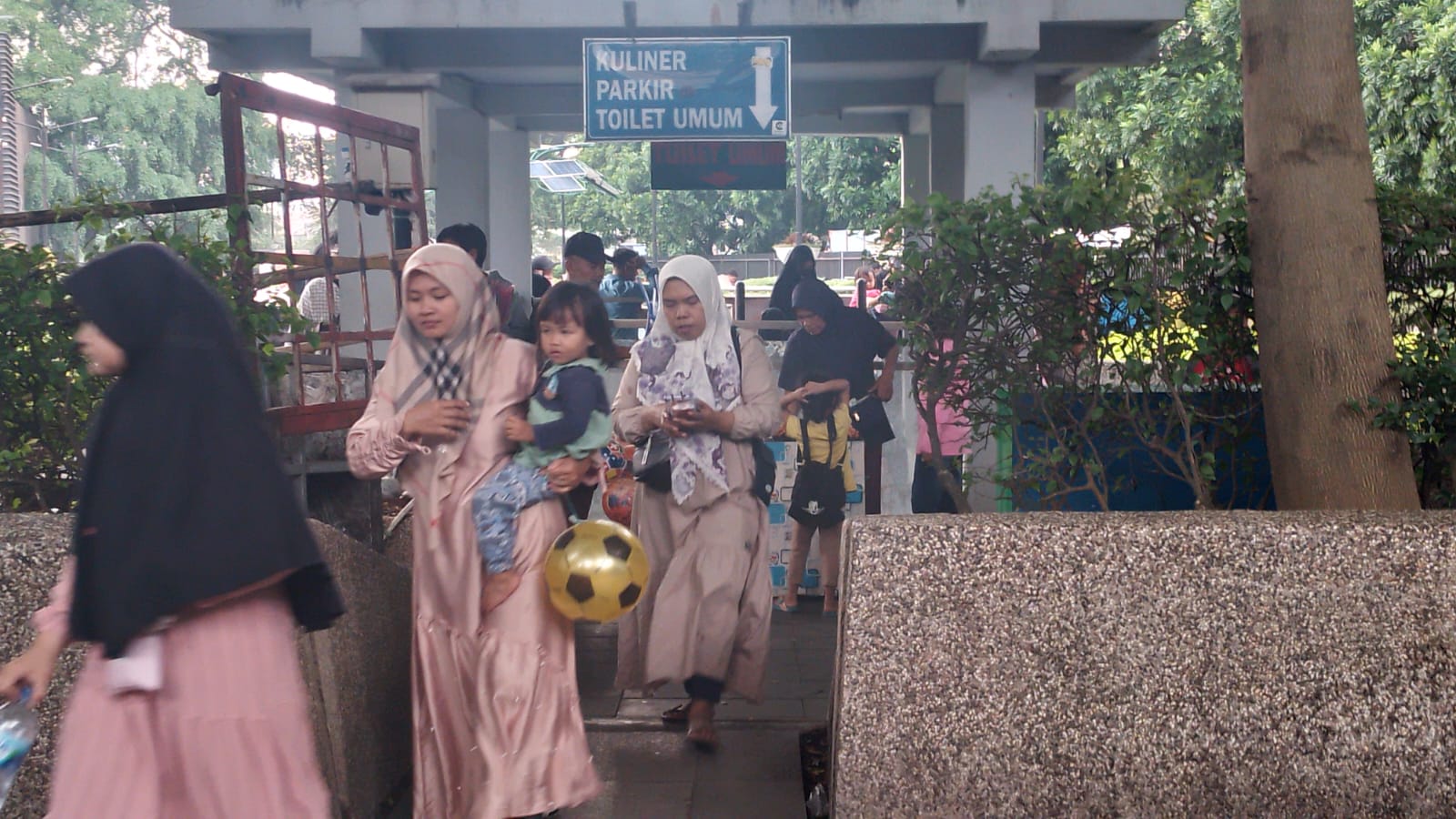 Alun-Alun Kota Bandung jadi Salah Satu Tujuan Wisata Lebaran Warga