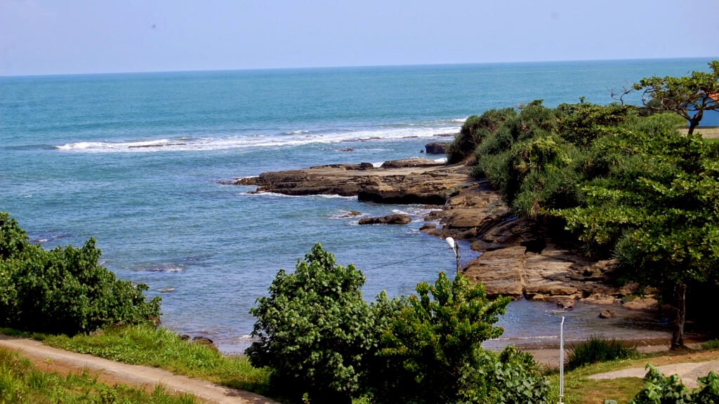 Pantai Karang Paranje (sumber gambar: visitgarut.garutkab.go.id)