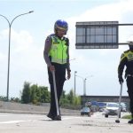 Polresta Bandung melakukan penyisiran paku di jalanan