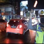 Petugas kepolisian menguraikan kemacetan yang terjadi di Kawasan Lembang