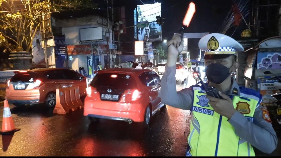 Petugas kepolisian menguraikan kemacetan yang terjadi di Kawasan Lembang