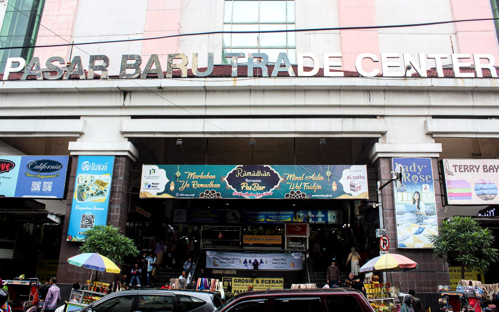 Aktivitas Masyarakat Kembali Normal, Pedagang Pasar Baru Bandung Rasakan Dampak Positif