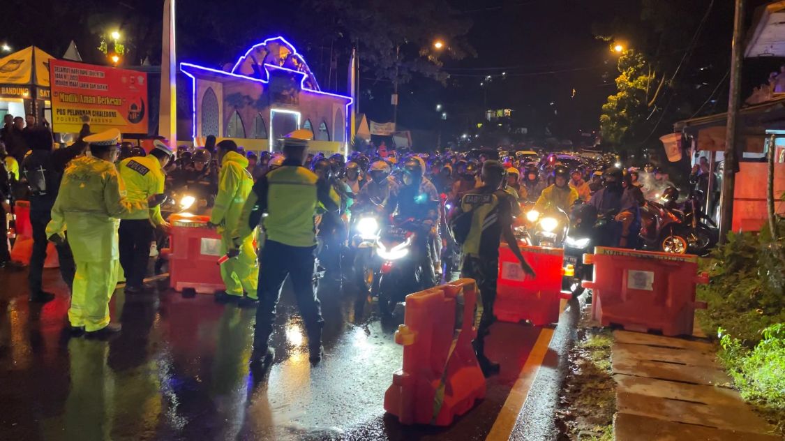 Kurangi Kepadatan Kendaraan dari Arah Tasik, Polresta Bandung lakukan One Way di Cikaledong Nagreg