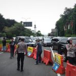 Sejumlah petugas Satlantas Polresta Bogor Kota saat menutup jalan di Simpang Baranangsiang menggunakan barrier guna mengurai kemacetan di sekitar Exit Tol Bogor, Selasa (25/4). (Yudha Prananda / Jabar Ekspres)