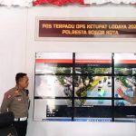 Kasatlantas Polresta Bogor Kota, Kompol Galih Apria saat mengilustrasikan kinerja kamera CCTV Counter yang terkoneksi dengan perangkat aplikasi Bismo di Pos Terpadu, Simpang Baranangsiang, Selasa (25/4). (Yudha Prananda / Jabar Ekspres)