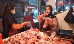Harga daging ayam di Pasar Kiaracondong sehabis lebaran