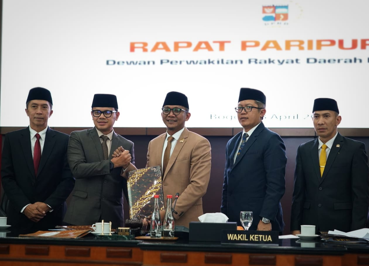 Para pimpinan DPRD Kota Bogor bersama Wali Kota Bogor Bima Arya dan Wakilnya Dedie A Rachim usai mengesahkan Perda Kota Bogor Ramah HAM. (Yudha Prananda / Istimewa)
