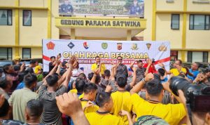 ANTUSIAS: Ratusan aparat TNI-POLRI saat mengikuti rangkaian kegiatan Olahraga bersama di Mapolresta Bogor Kota, Jalan Kapten Muslihat, Kecamatan Bogor Tengah, Minggu (30/4). (Yudha Prananda / Jabar Ekspres)