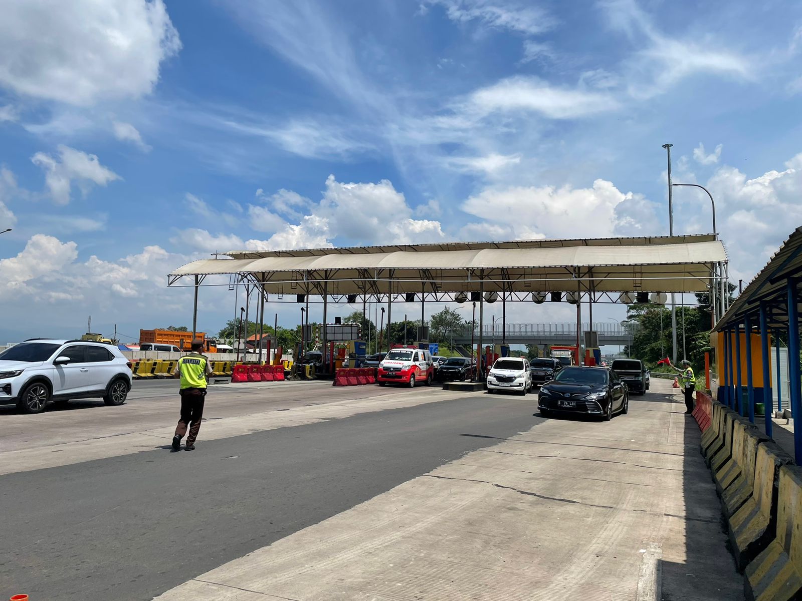 H+7 Kendaraan Mulai Terlihat Ramai Keluar Masuk Gerbang Tol Cileunyi. Foto Agi Jabarekspres