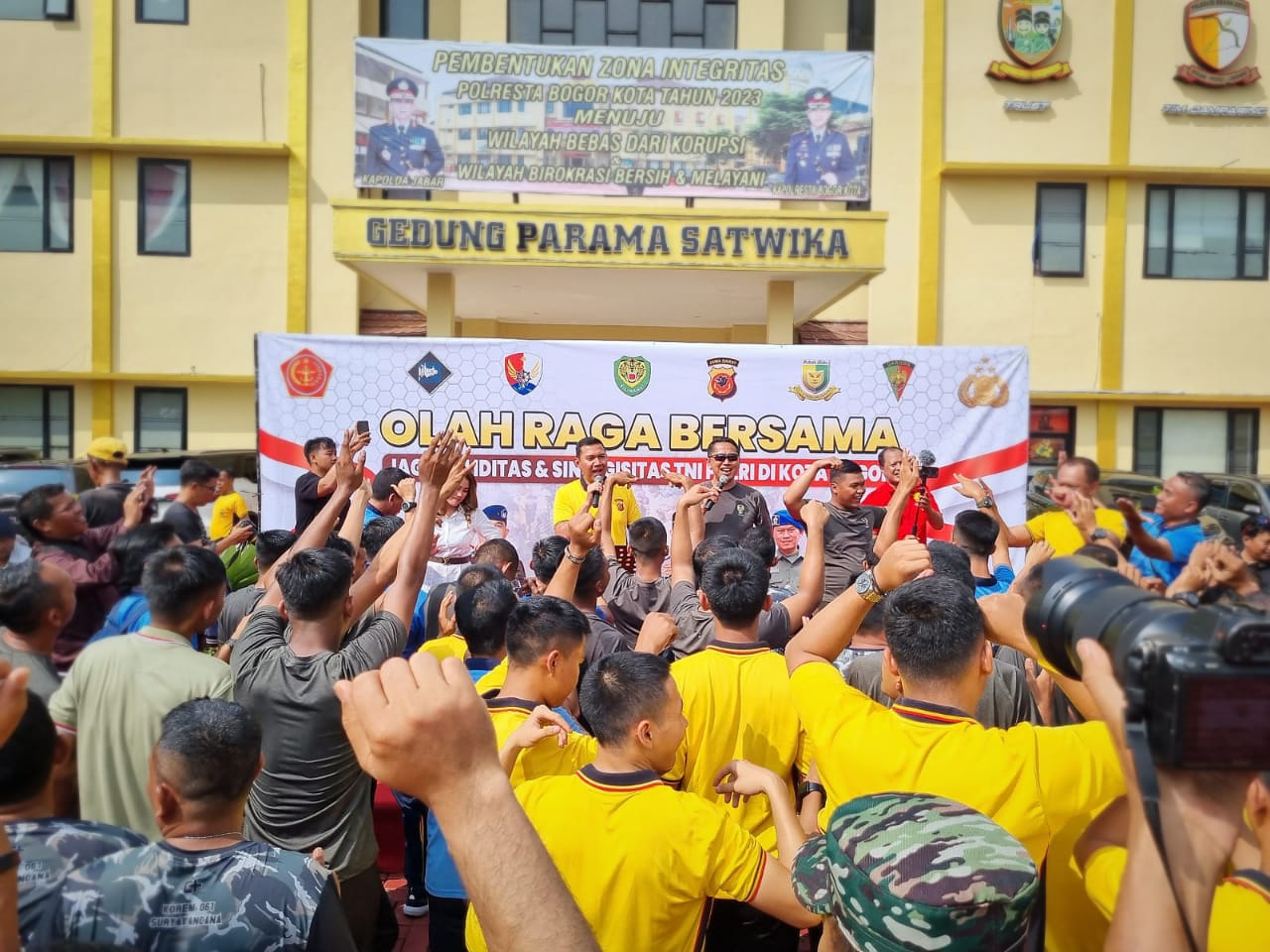 TNI Polri mengikuti kegiatan olahraga bersama di Mapolres Bogor pada Minggu (30/4/2023)