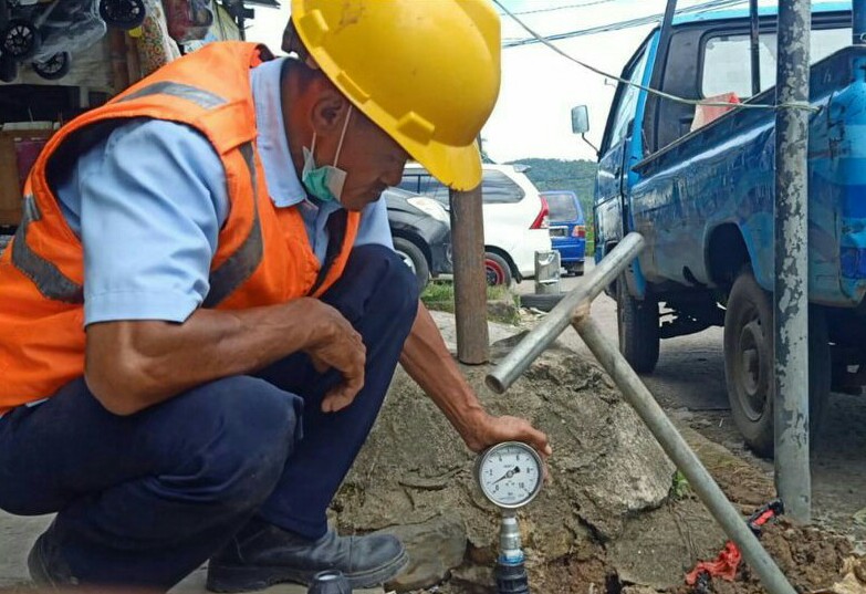Petugas Perumda Tirta Kahuripan saat mengecek keran meter air. Foto :Dok tirta kahuripan