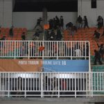 BentroK Suporter Persib Bandung dan Persis Solo Membuat Ratusan Kursi Stadion Pakansari Rusak