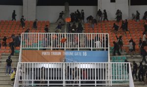 BentroK Suporter Persib Bandung dan Persis Solo Membuat Ratusan Kursi Stadion Pakansari Rusak
