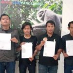 Enam orang pendaki pelaku bom asap di puncak Gunung Gede, Cianjur, Jawa Barat, membuat pernyataan dan mendapat sanksi 3 tahun tidak boleh mendaki gunung manapun di Indonesia.(ANTARA/istimewa). (Ahmad Fikri)