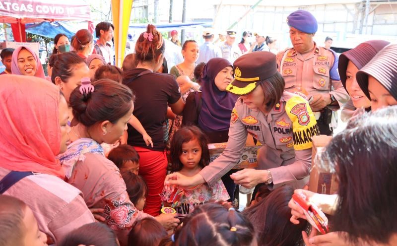 Tanjung Priok Port Police Entertains Children of Fire Victims